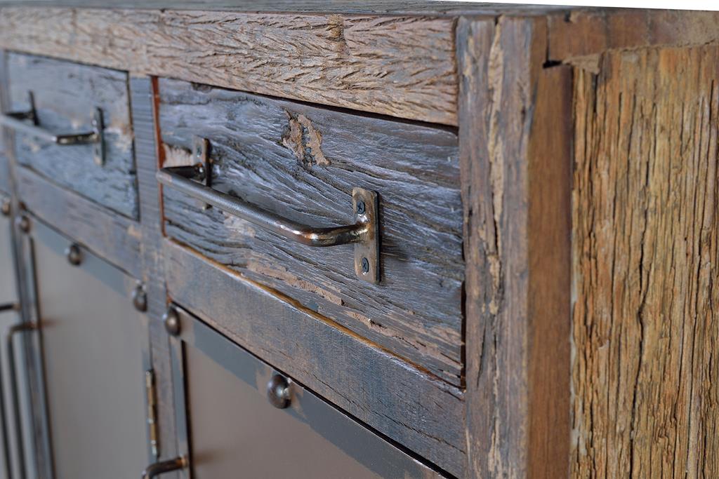 Detalle cajón del aparador madera metal